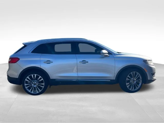 Used 2017 Silver Lincoln Reserve image 12