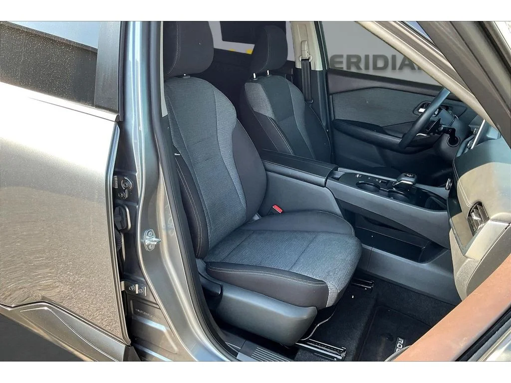 Used 2023  Nissan SV image 6