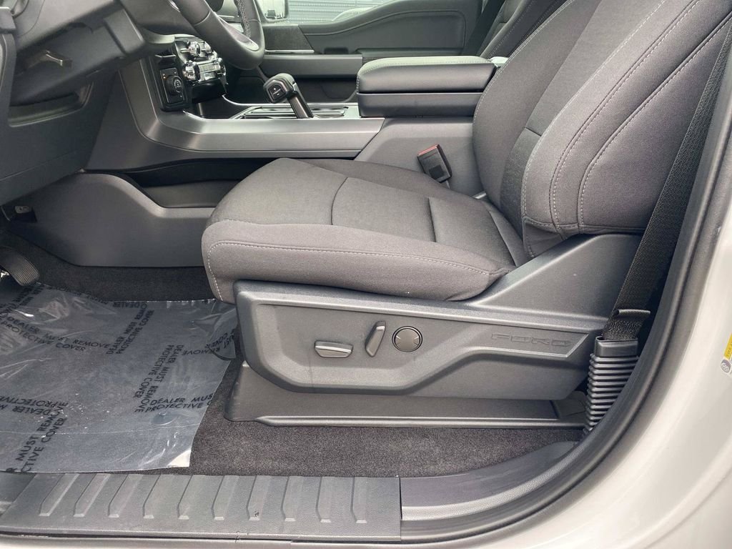 New 2026 Oxford White Ford XLT image 13