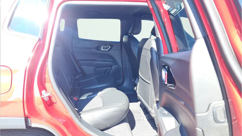 New 2026 Red Hot Pearlcoat Jeep Latitude image 14