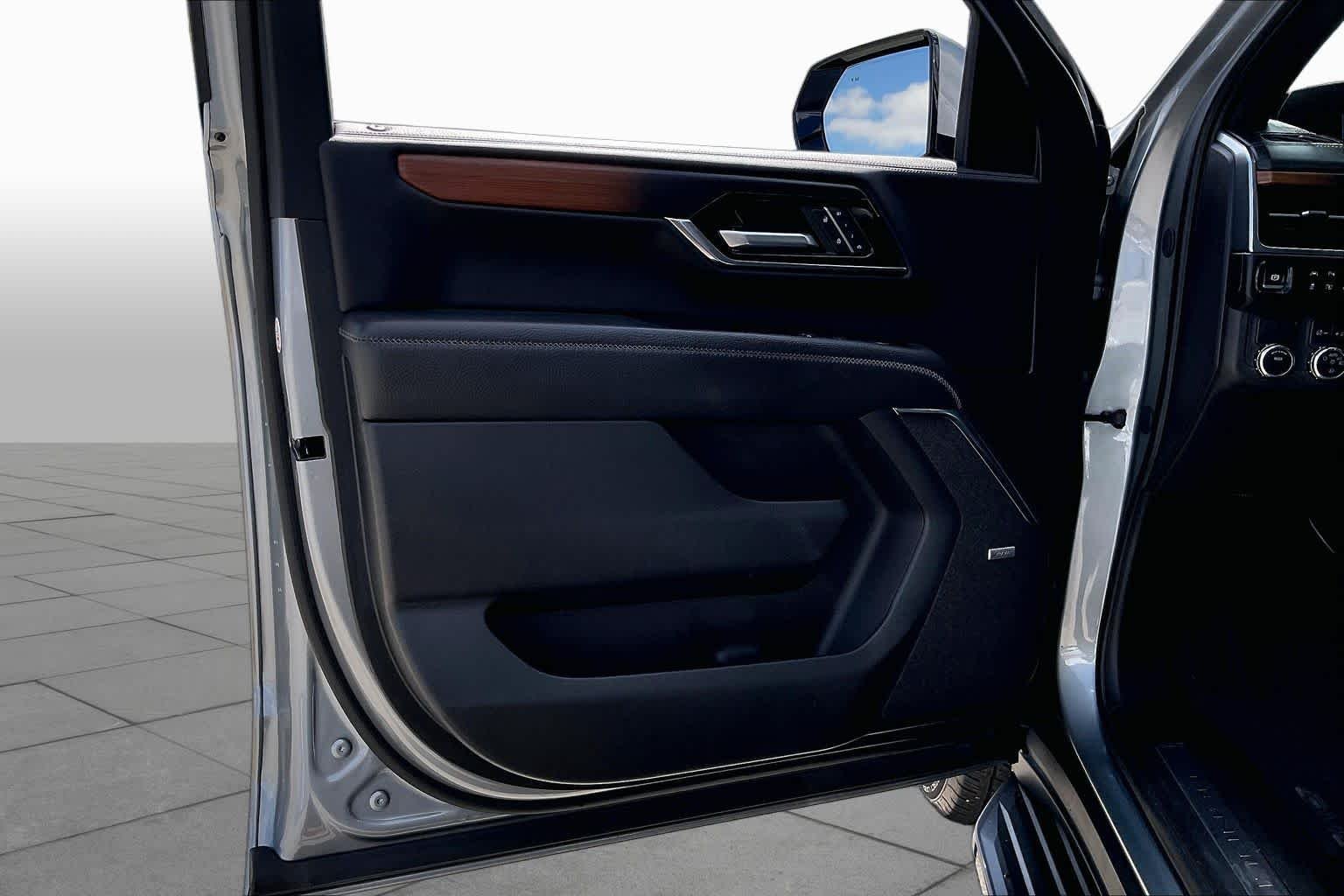 Used 2025 Sterling Metallic GMC Denali image 21