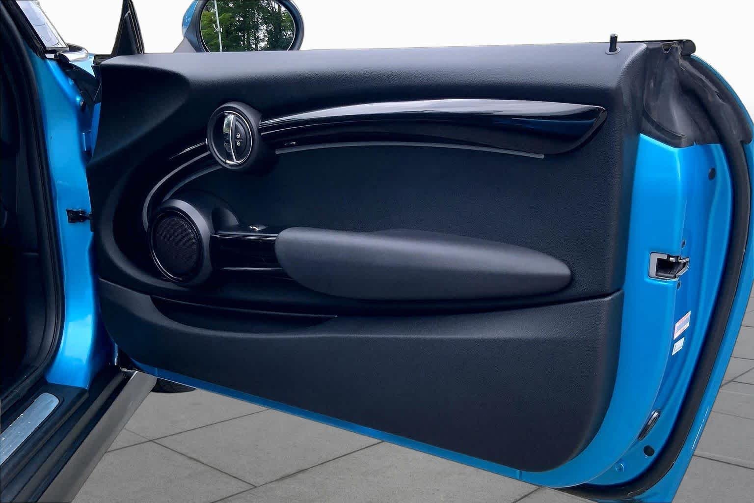 Used 2016 Electric Blue Metallic MINI  image 22
