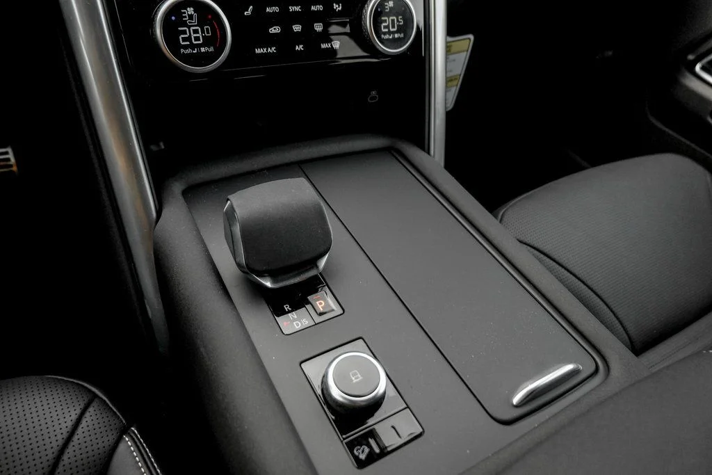 Certified Used 2025 Fuji White Land Rover Dynamic SE image 14