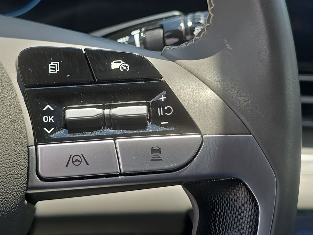Used 2025 White Hyundai SEL Convenience image 17