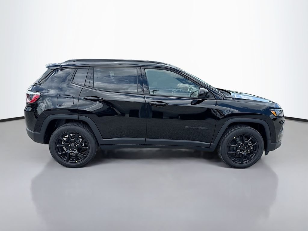 New 2026 Diamond Black Crystal Pearlcoat Jeep Latitude Altitude image 3