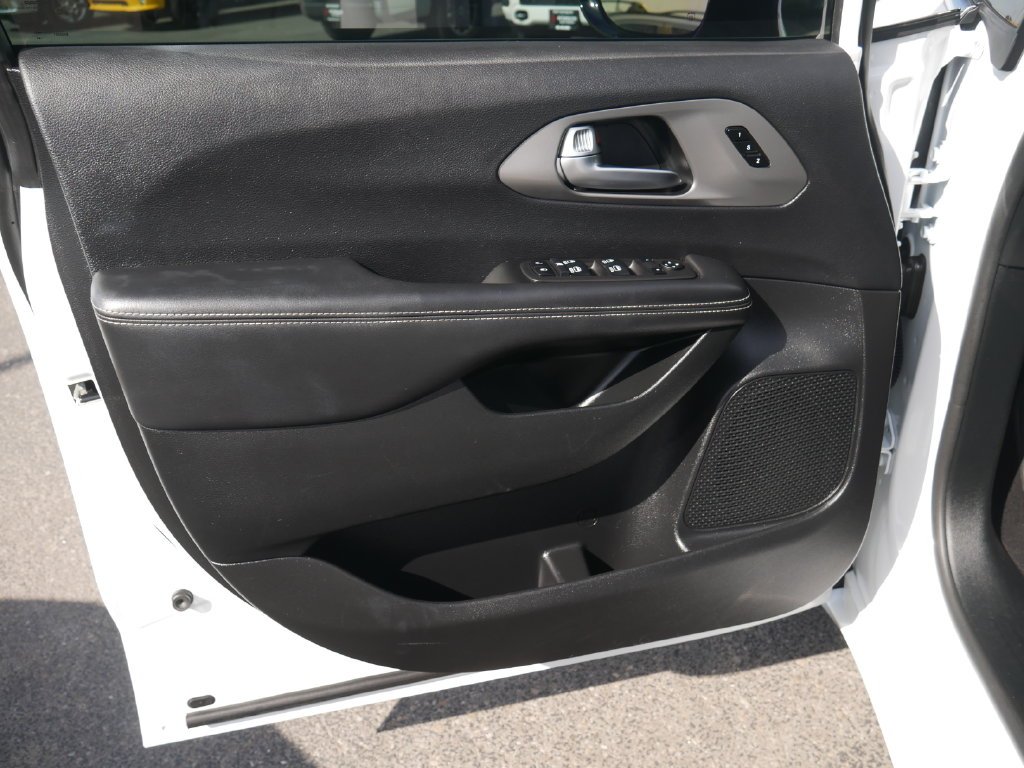 Certified Used 2025 White Chrysler Select image 25