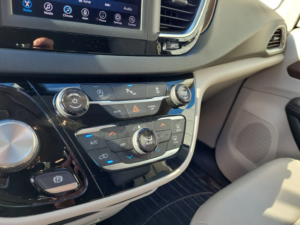 Used 2018 Gray Chrysler Touring L image 35