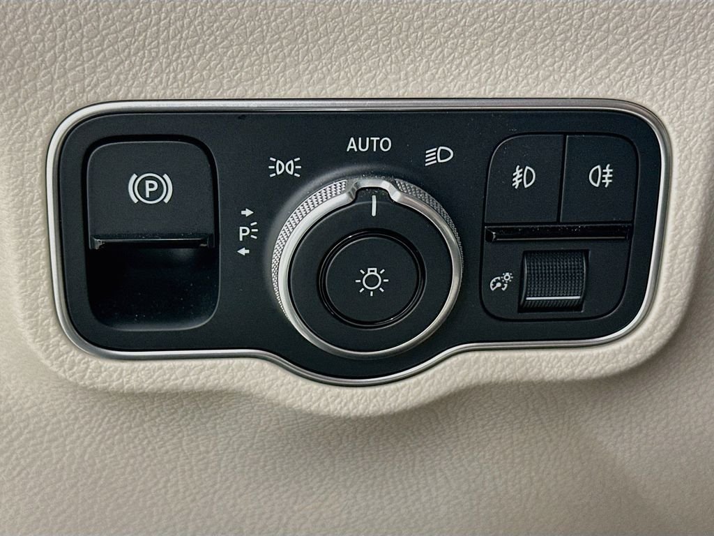 Used 2026 White Mercedes-Benz GLB 250 image 11