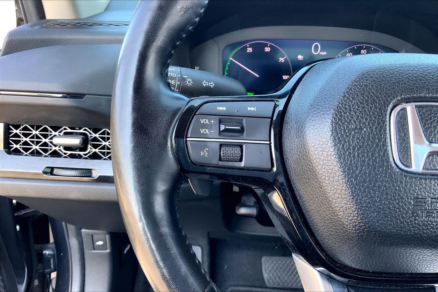 Used 2025 Meteorite Gray Metallic Honda Touring image 23