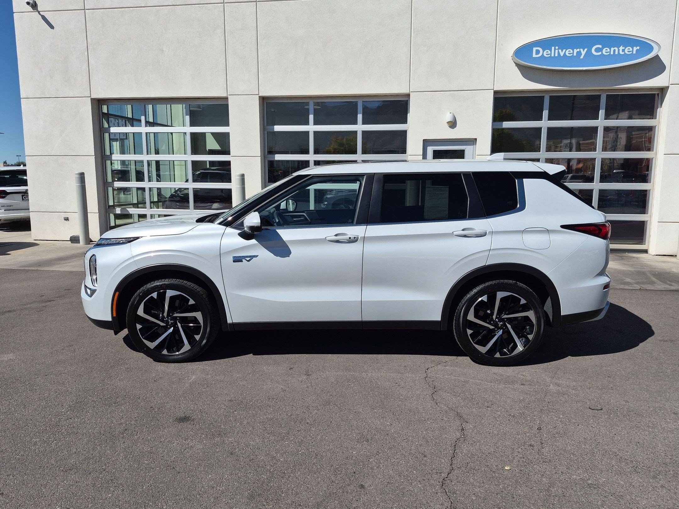 Used 2025 White Mitsubishi SE image 7