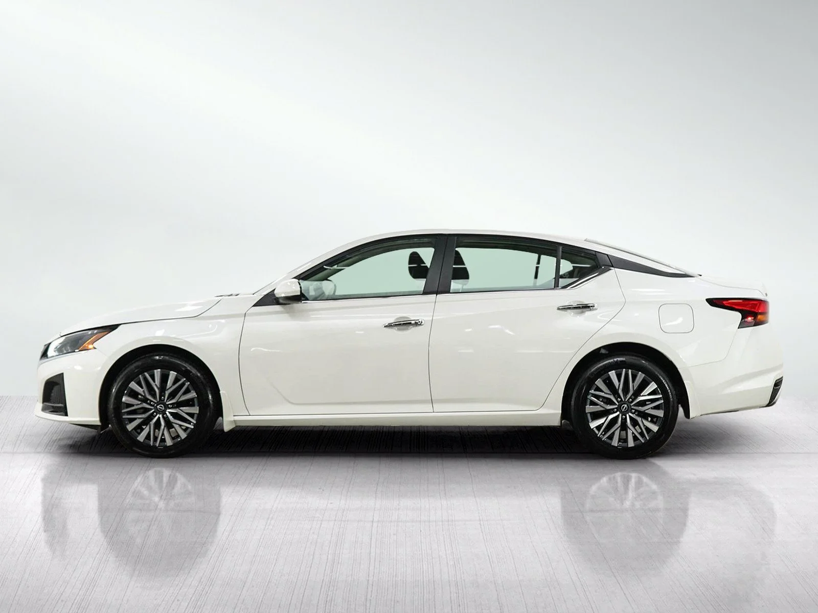 Used 2023 Pearl White Tricoat Nissan 2.5 SV image 2
