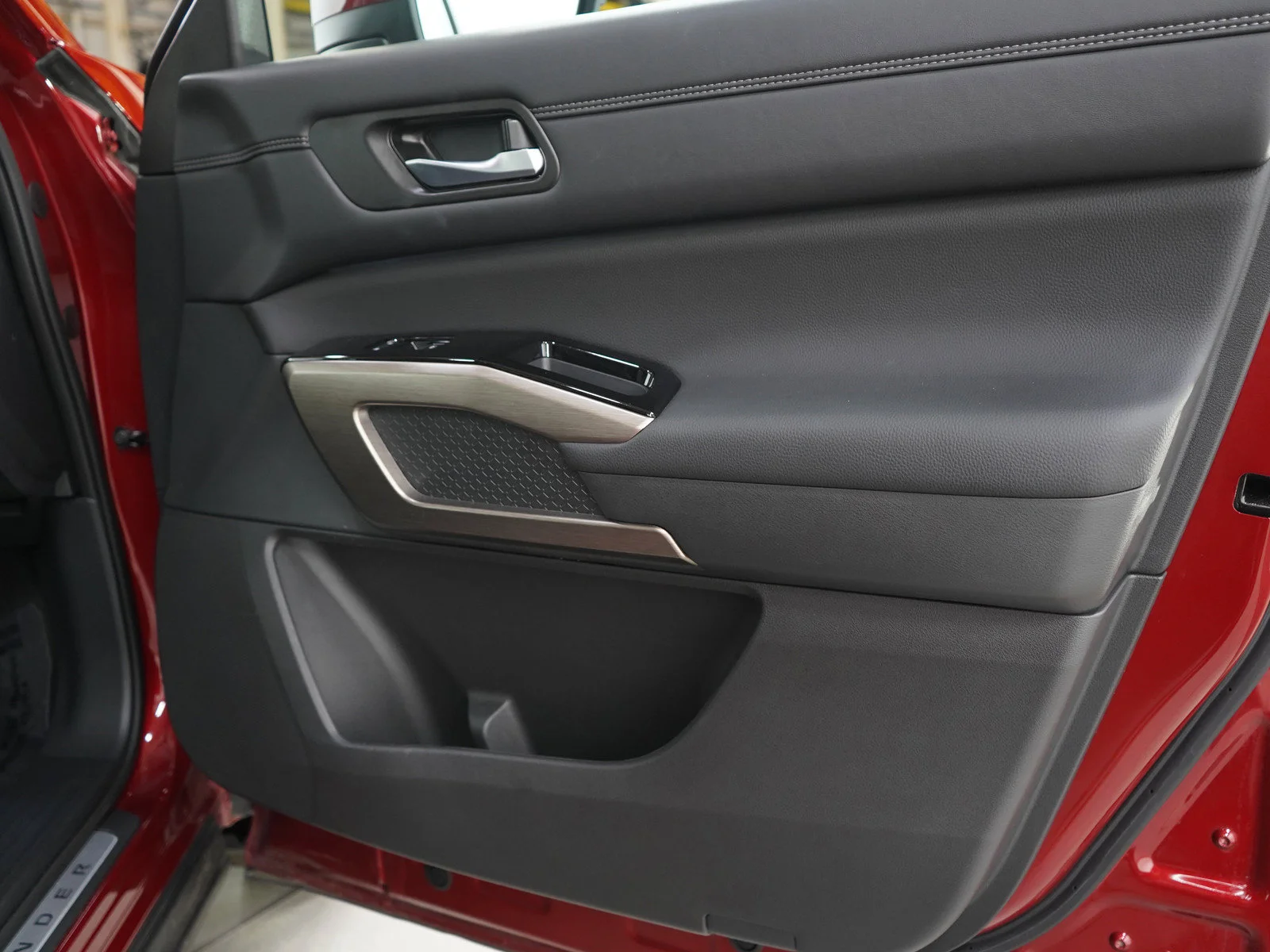 Used 2025 Scarlet Ember Tintcoat Nissan Platinum image 11