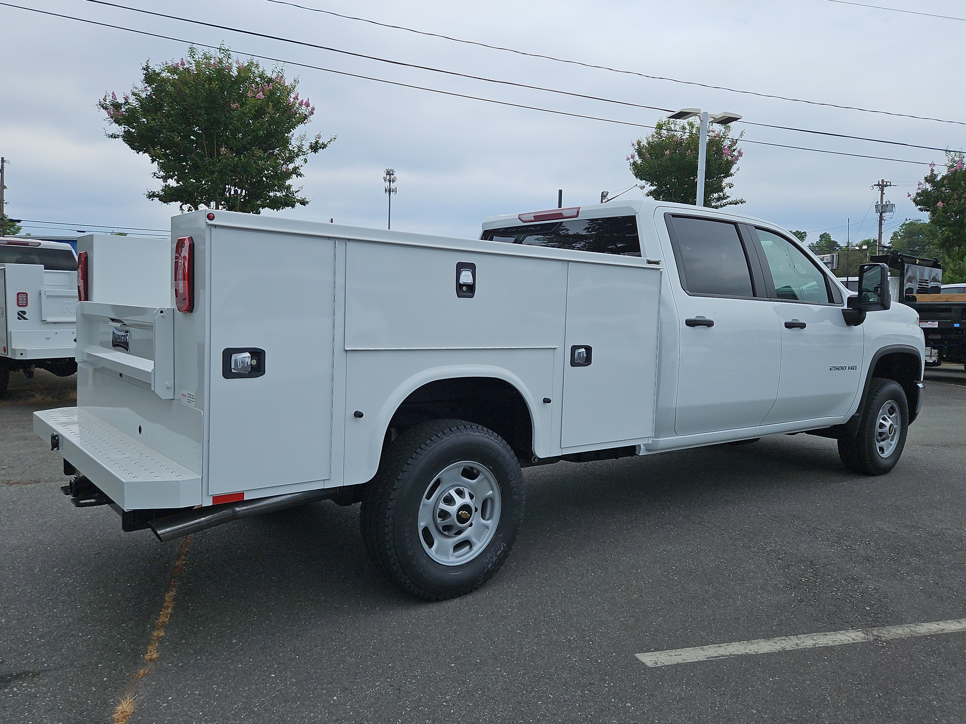 New 2026 Summit White Chevrolet WT image 5