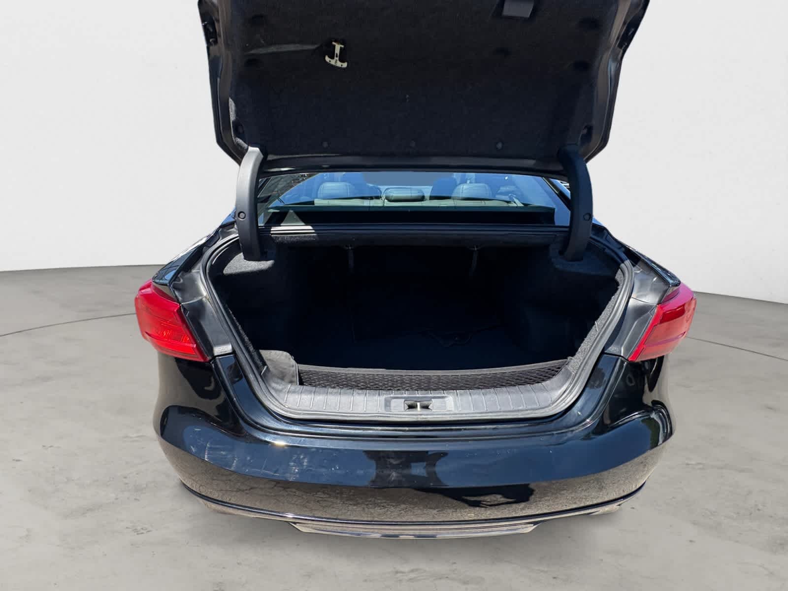 Used 2017 Super Black Nissan SR image 24