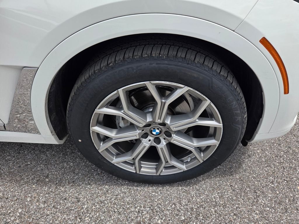 Used 2021 White BMW xDrive40i image 21