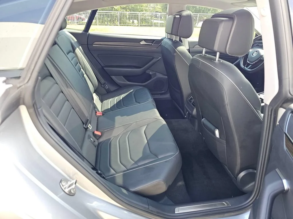 Used 2019  Volkswagen SEL image 12