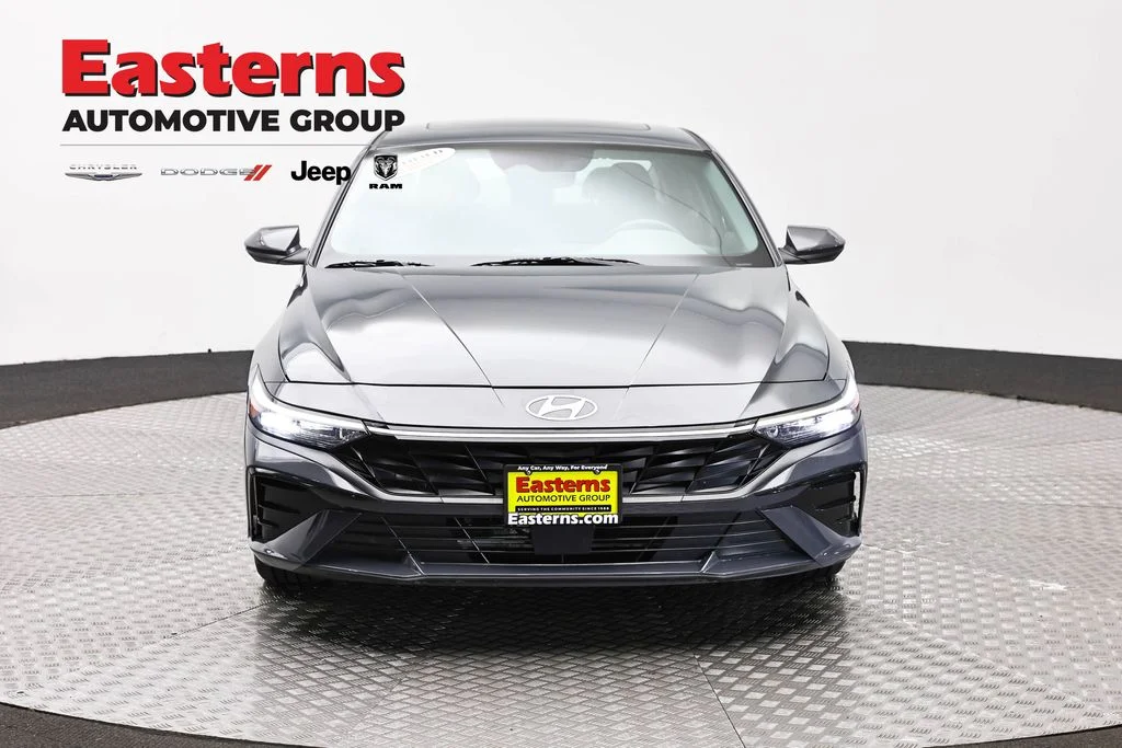 Used 2025 Gray Hyundai SEL Convenience image 2