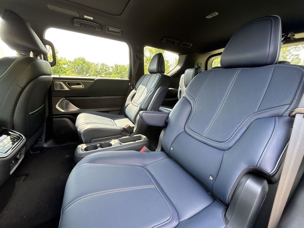 New 2027 RADIANT WHITE INFINITI Sport 4WD image 25