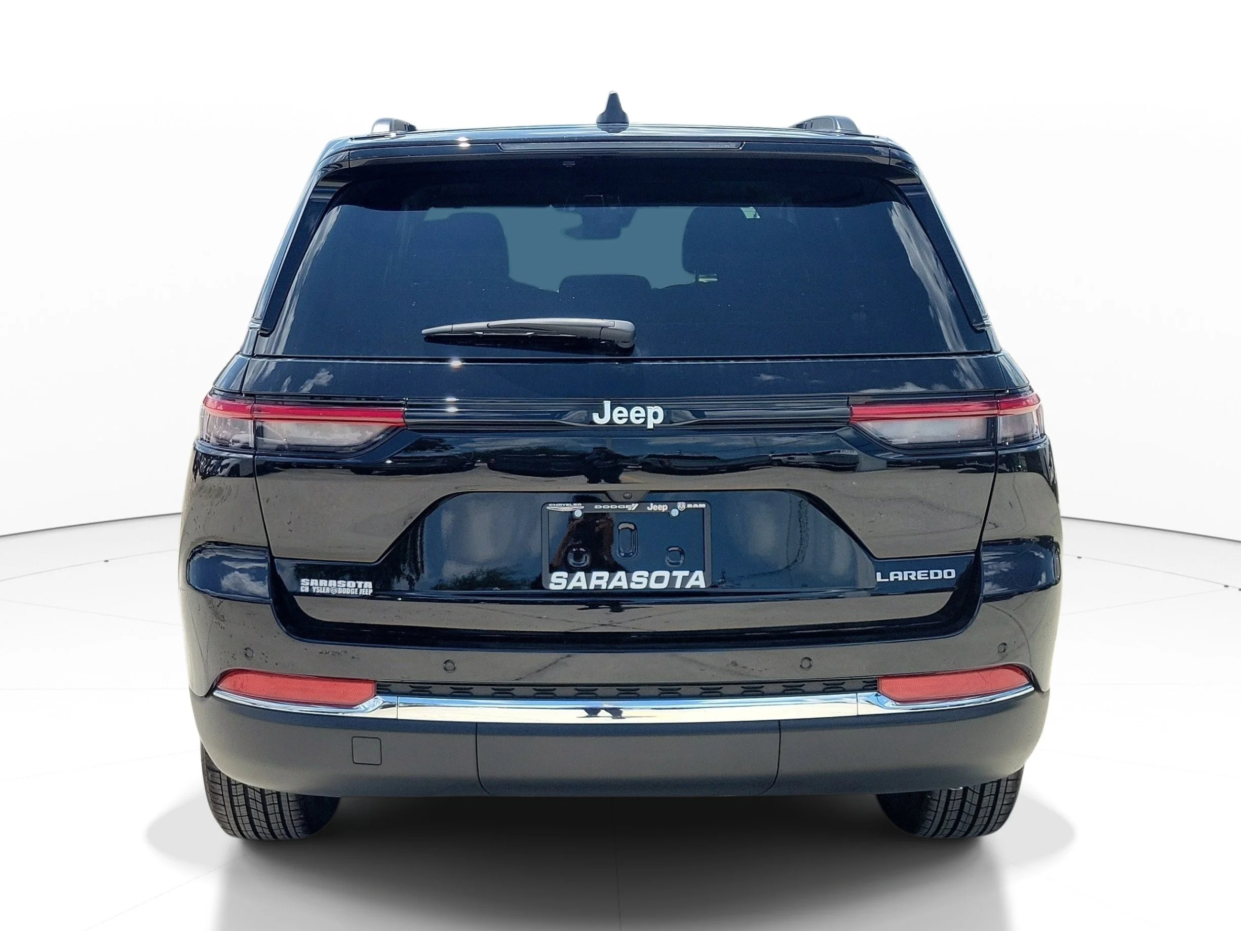 New 2026 Diamond Black Crystal Pearlcoat Jeep Laredo X image 5