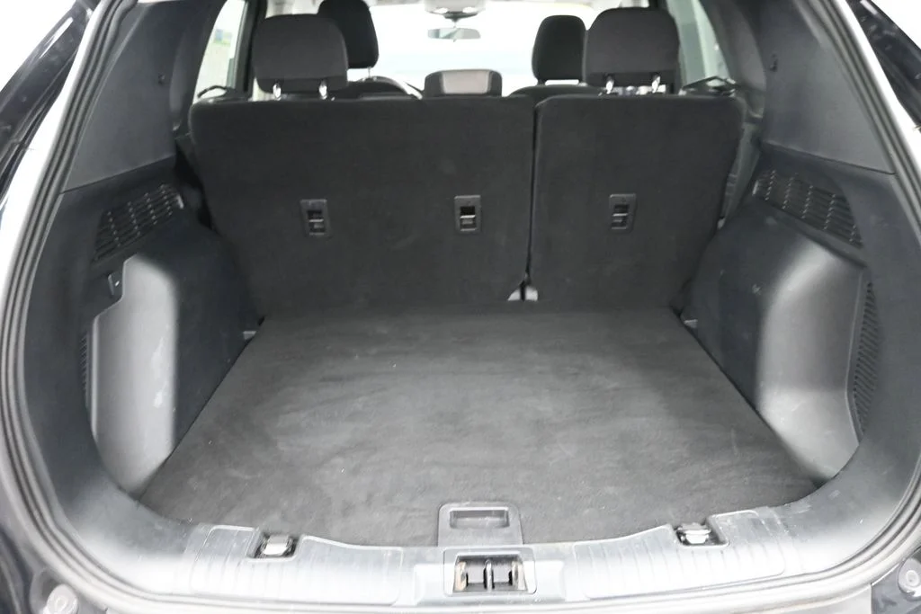 Used 2022 Black Ford SE image 11