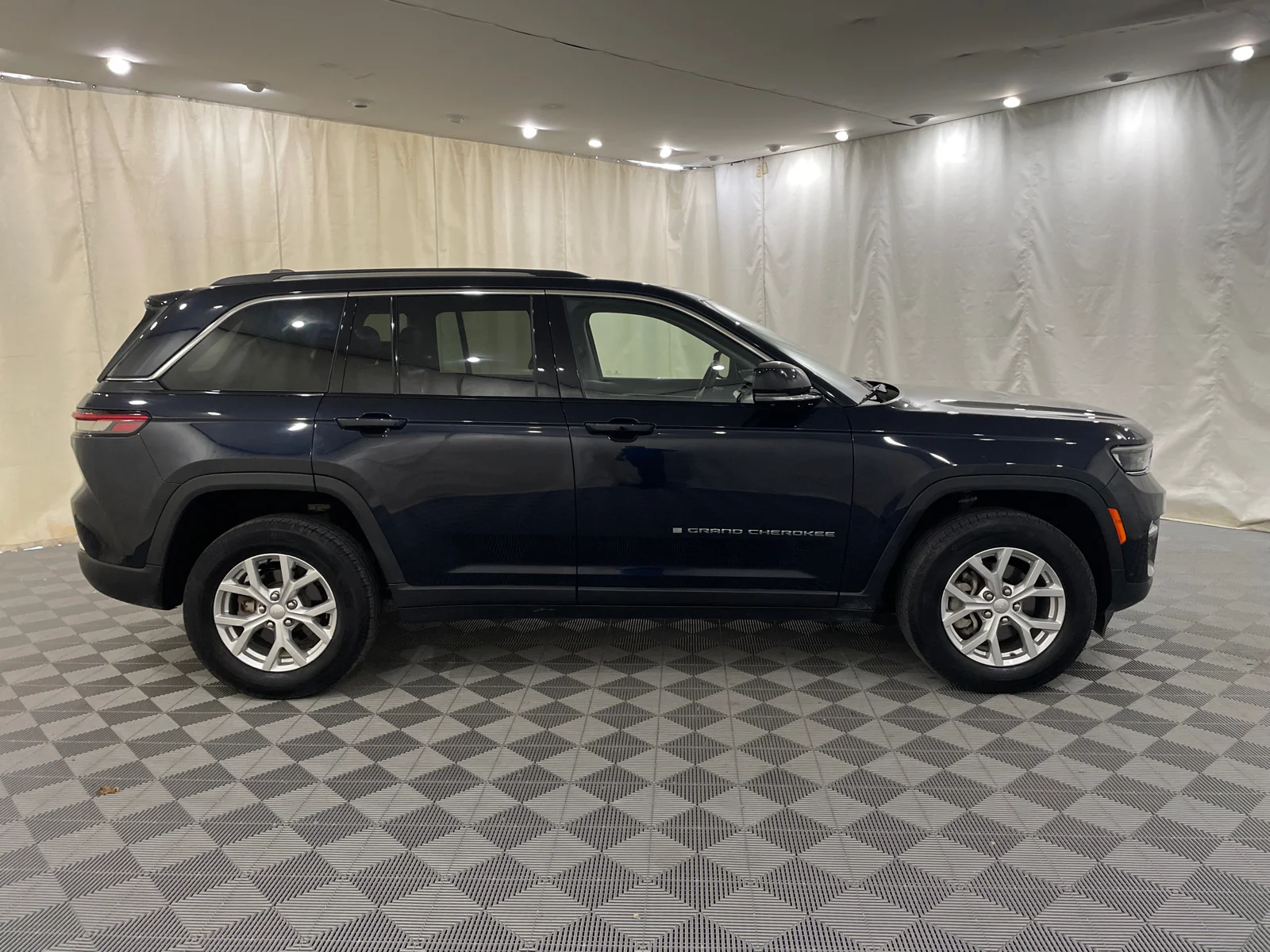 Used 2023 Midnight Sky Jeep Limited image 4