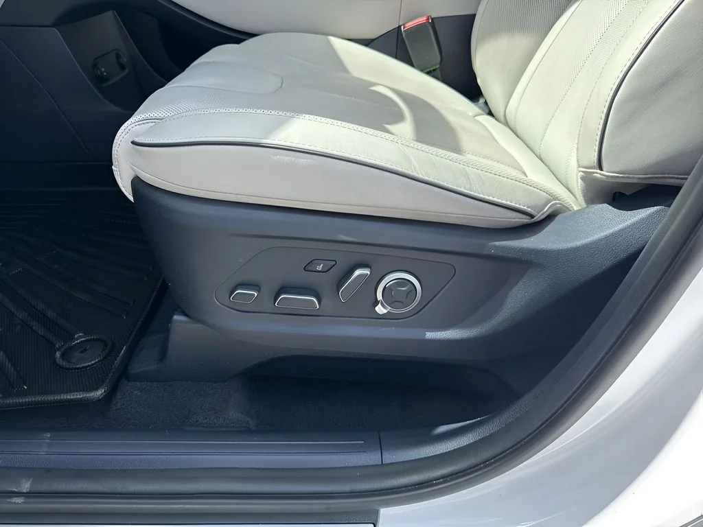 Used 2025 White Hyundai Calligraphy image 10