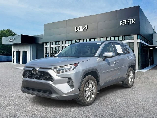Used 2019 Silver Toyota XLE Premium image 4