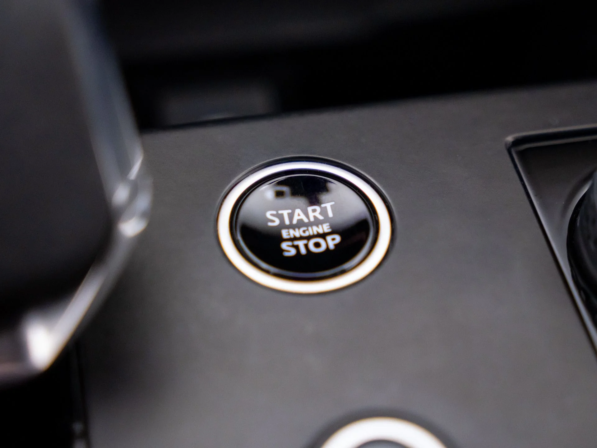 Used 2023  Land Rover Autobiography image 18