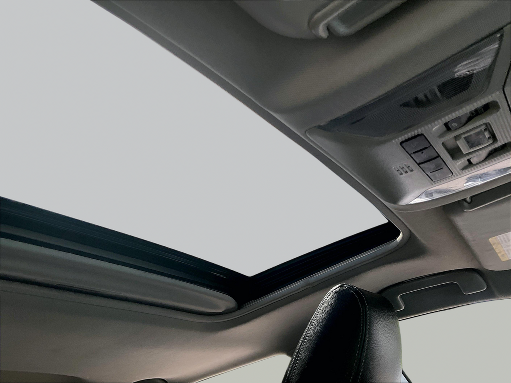 Used 2022 White Toyota XLE image 22