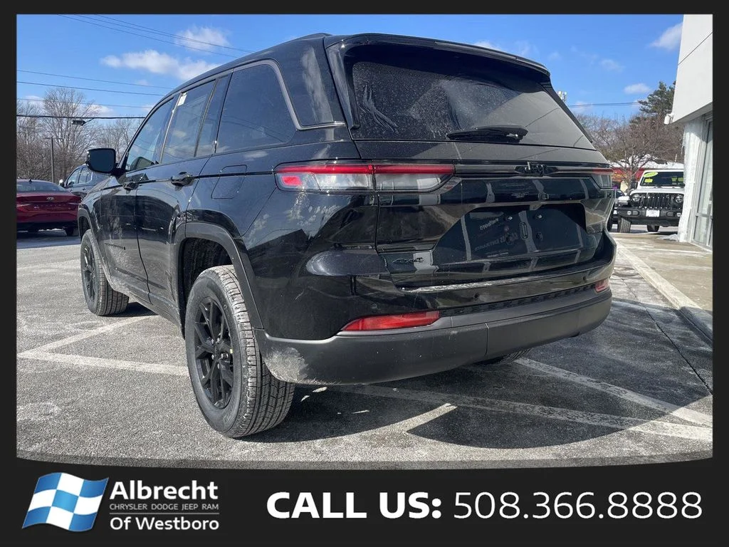 New 2026 Diamond Black Crystal Pearl-Coat Exterior Paint Jeep Altitude image 3