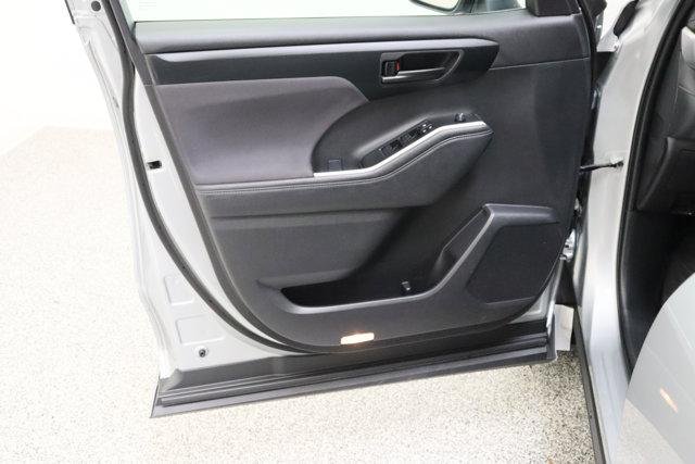 2025 Toyota Highlander LE - Photo 12
