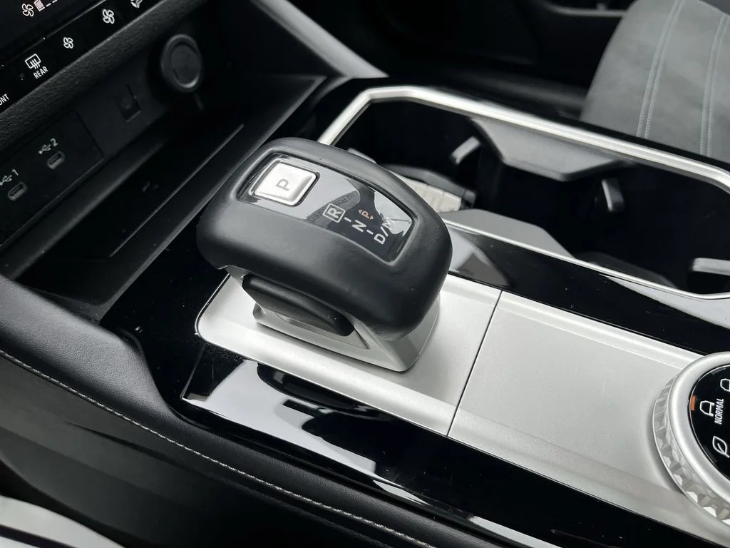 Used 2025 Silver Mitsubishi SE image 20