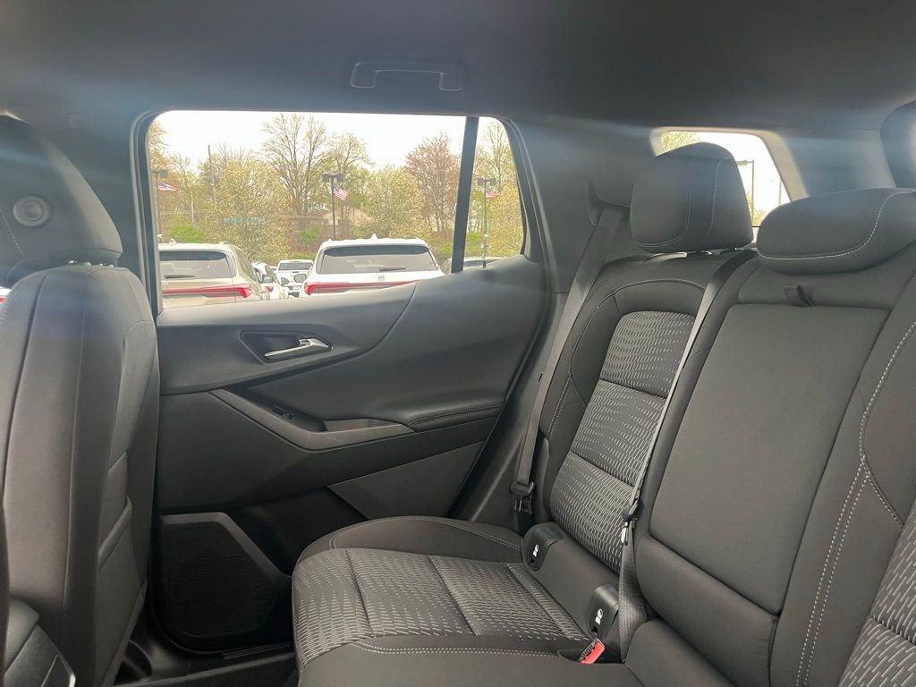 Used 2025 Summit White Chevrolet LT image 17