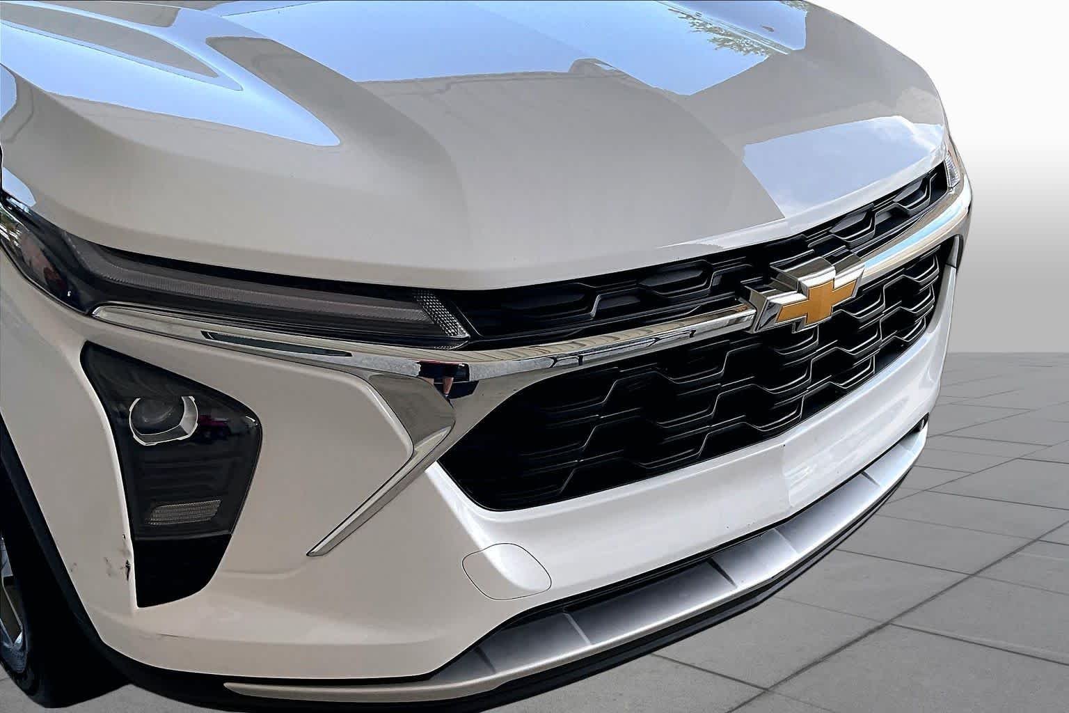 Used 2025 Summit White Chevrolet LT image 29