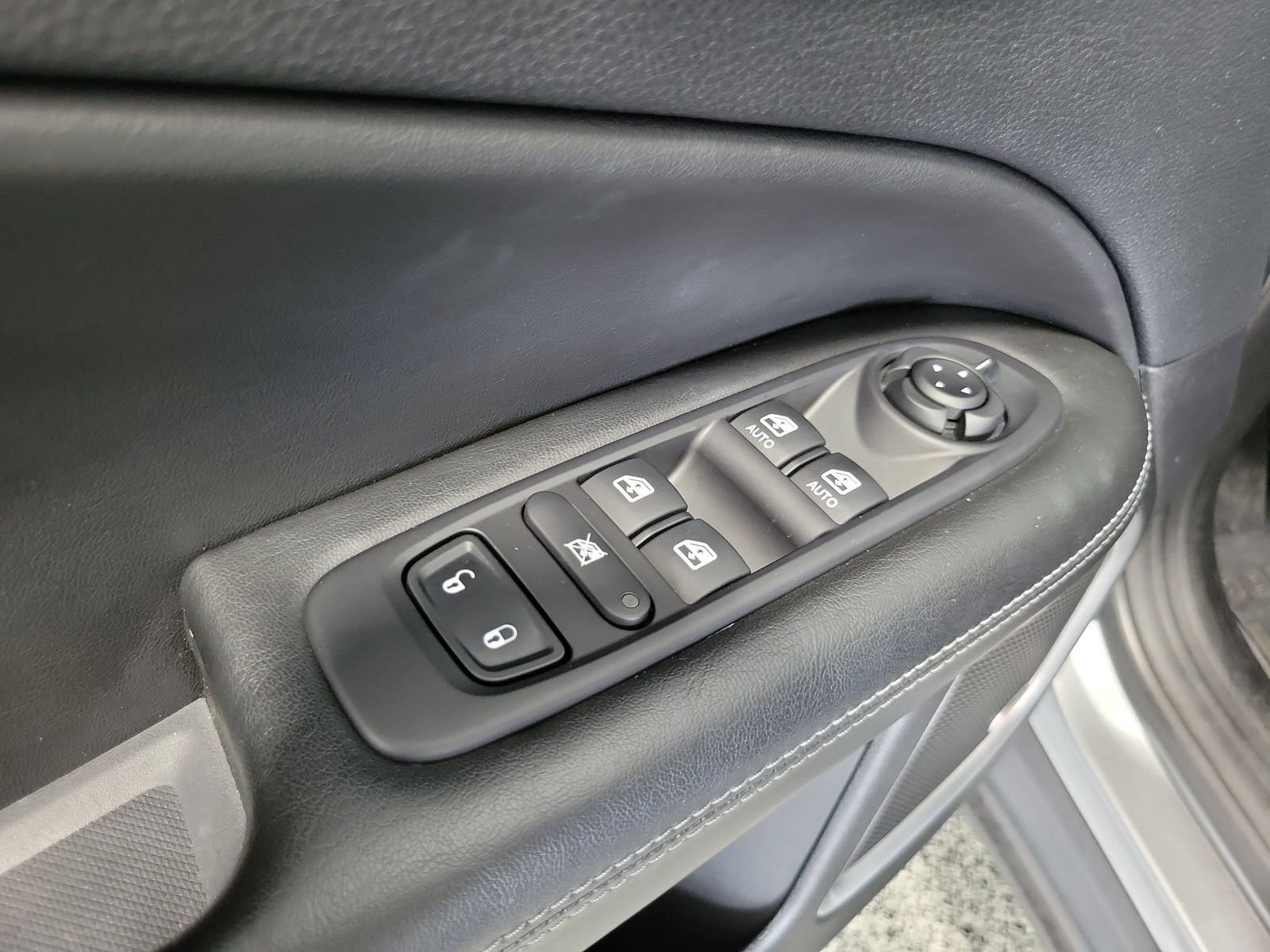 Used 2019 Silver Jeep Limited image 7