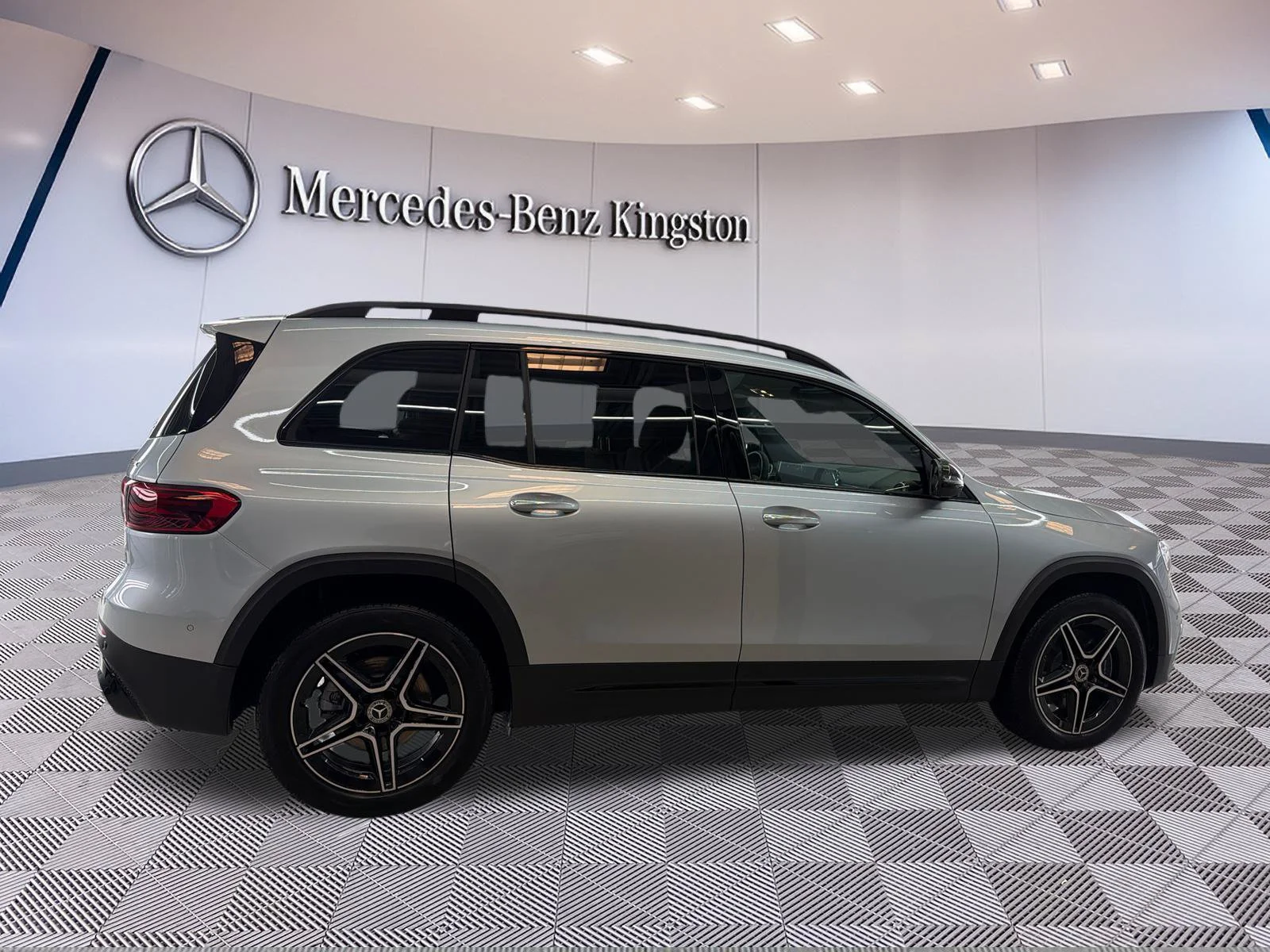 Used 2026 Silver Mercedes-Benz GLB 250 image 4