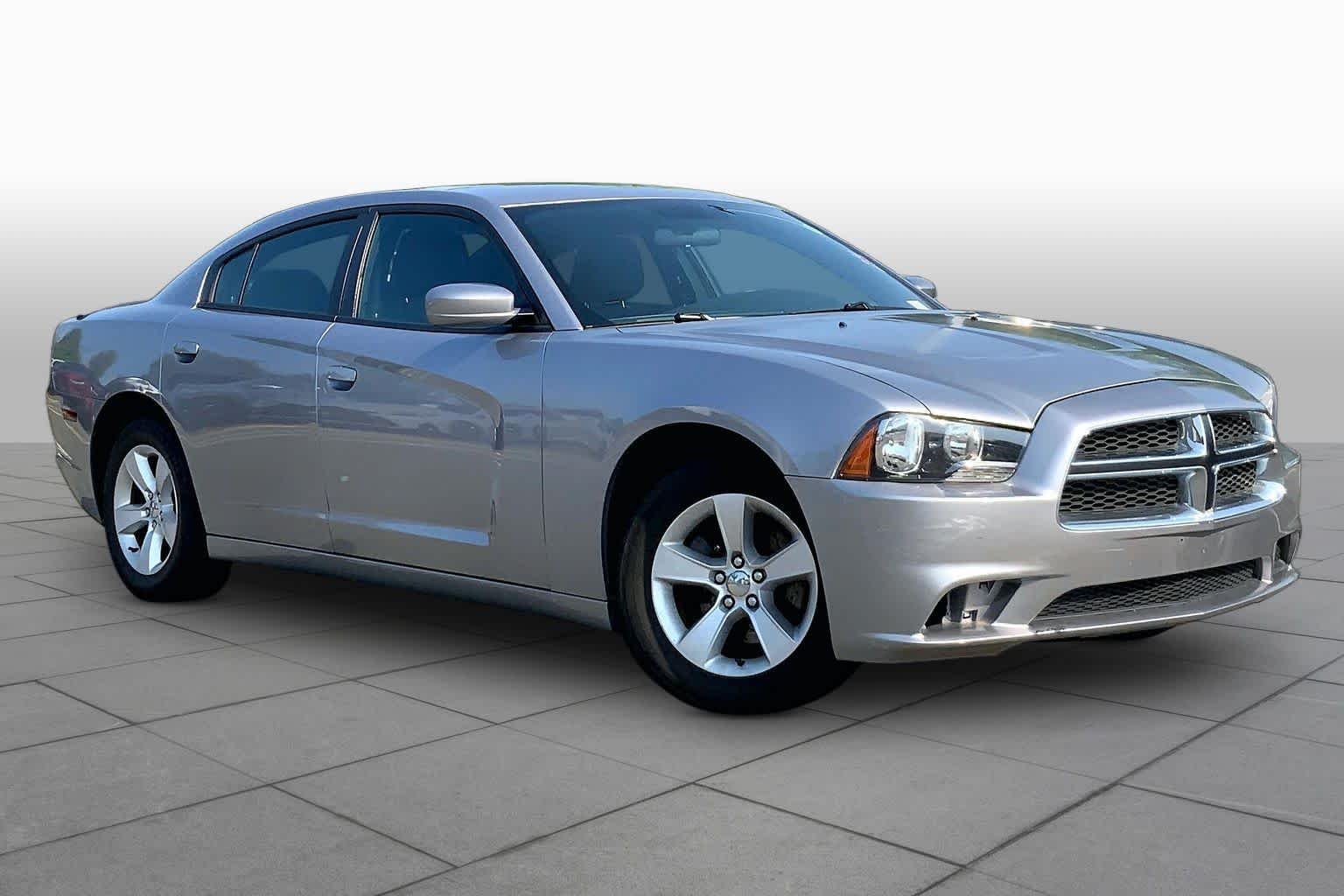 Used 2014 Billet Silver Metallic Clearcoat Dodge SE image 3