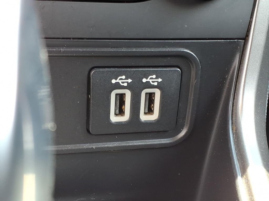 Used 2020 Shadow Black Ford SE image 16