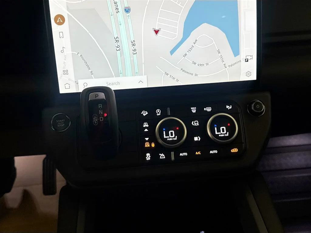 New 2026 Santorini Black Land Rover X-Dynamic SE image 15