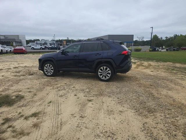 Used 2025  Toyota XLE Premium image 5