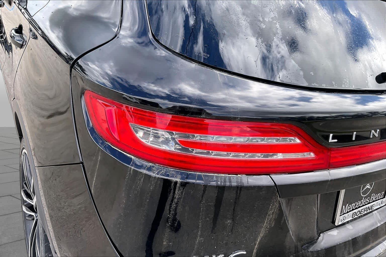 Used 2017 Diamond Black Metallic Lincoln Reserve image 26
