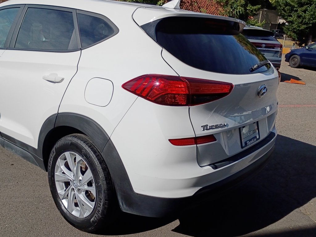 Used 2020 White Hyundai SE image 7