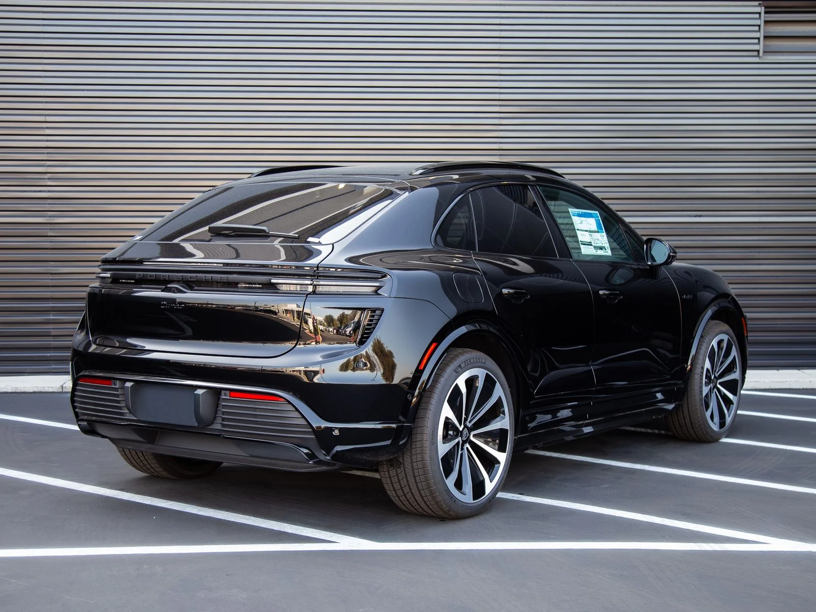2025 Porsche Macan Turbo Electric - Photo 7