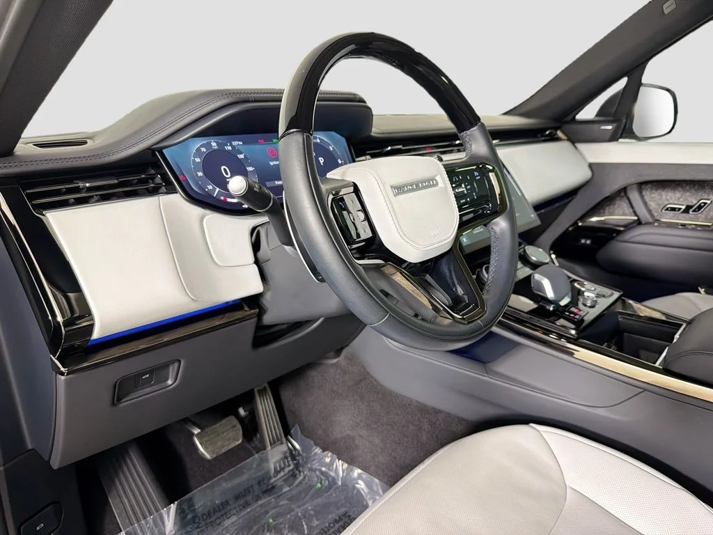 Used 2023 Gray Land Rover SE Dynamic image 9