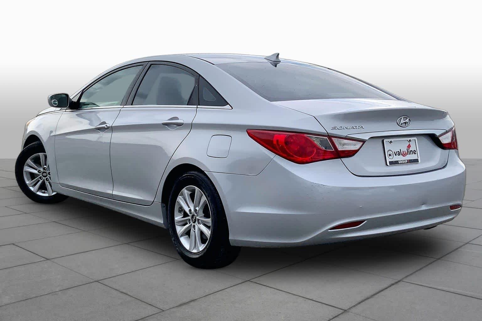 Used 2012 Radiant Silver Hyundai GLS image 12