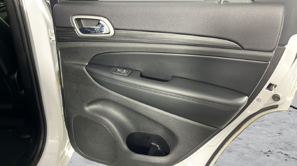 Used 2019 White/off-white Jeep Altitude image 18