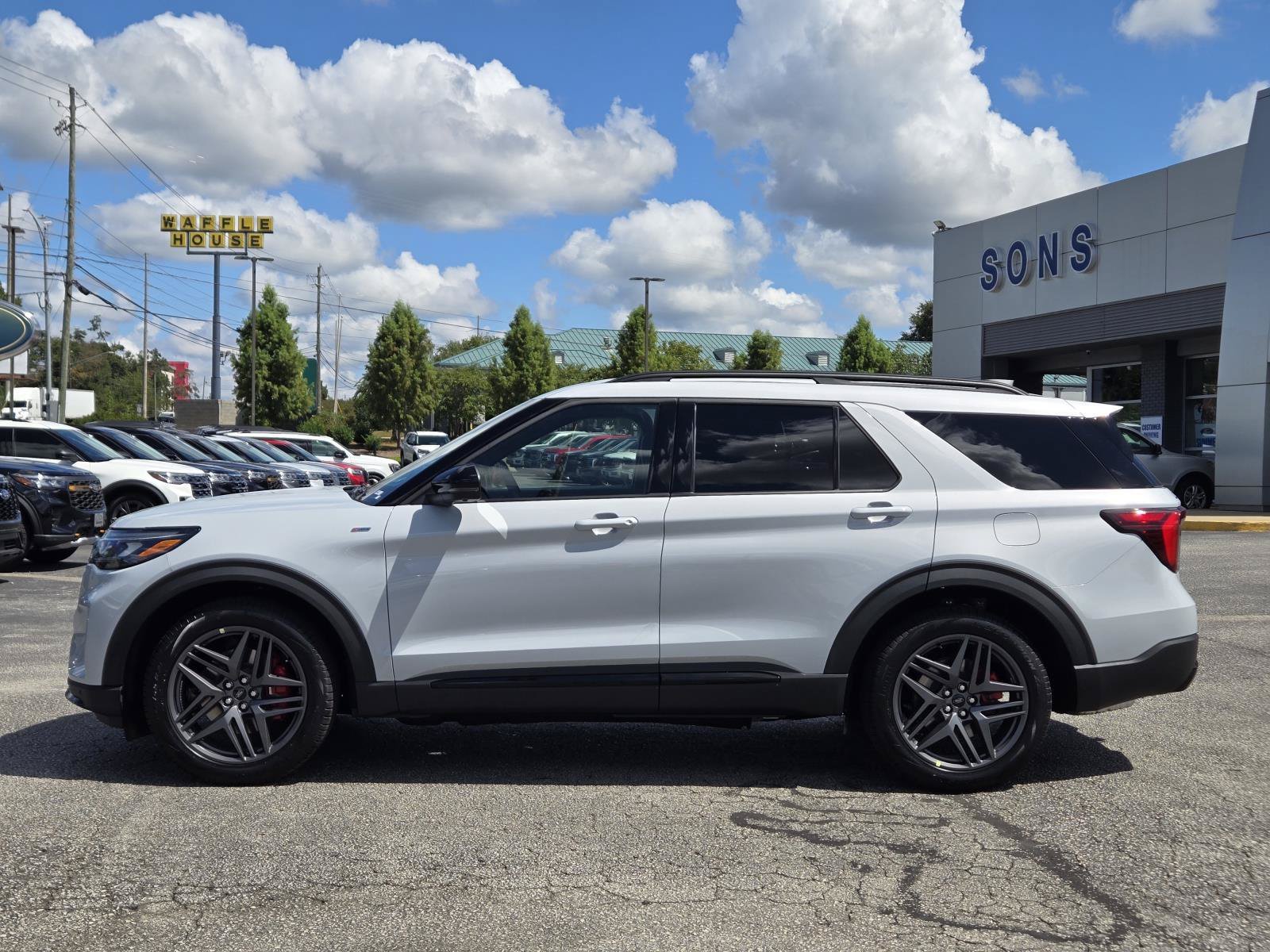 New 2026 Space White Metallic FORD ST-Line image 13