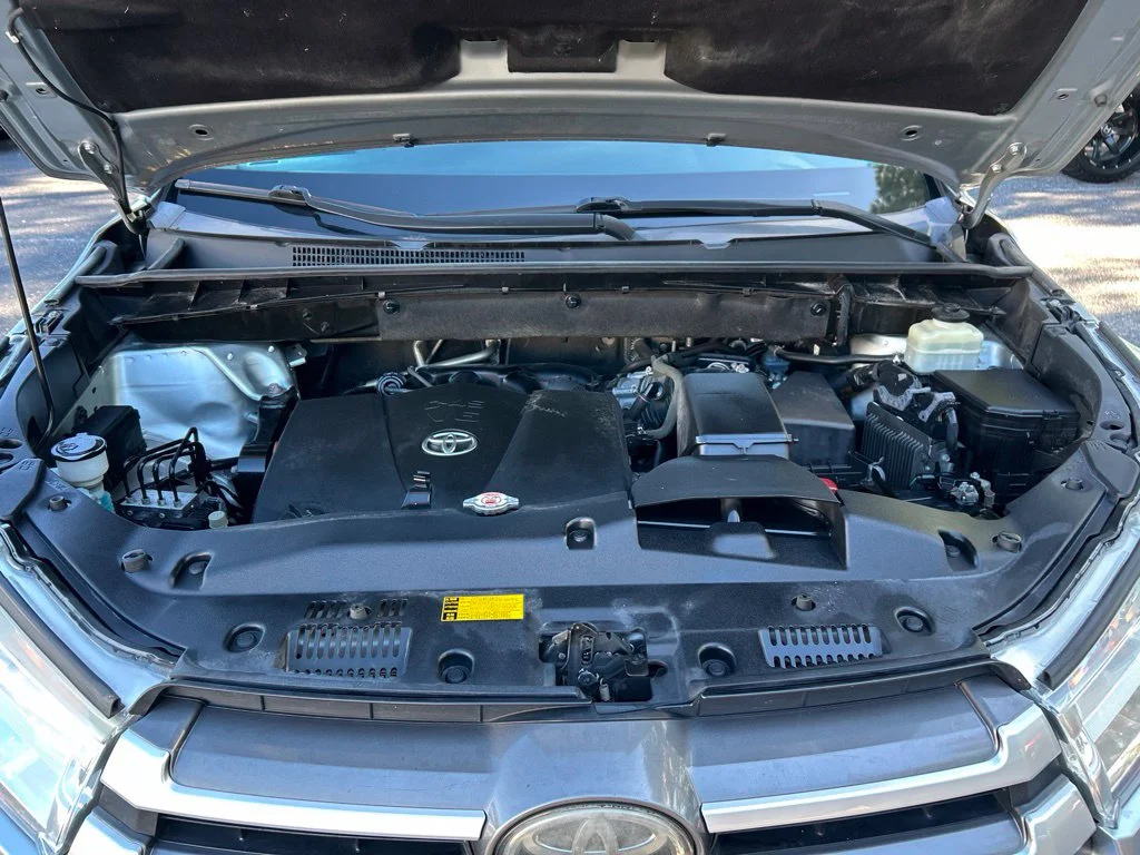 Used 2019 Silver Toyota XLE image 10