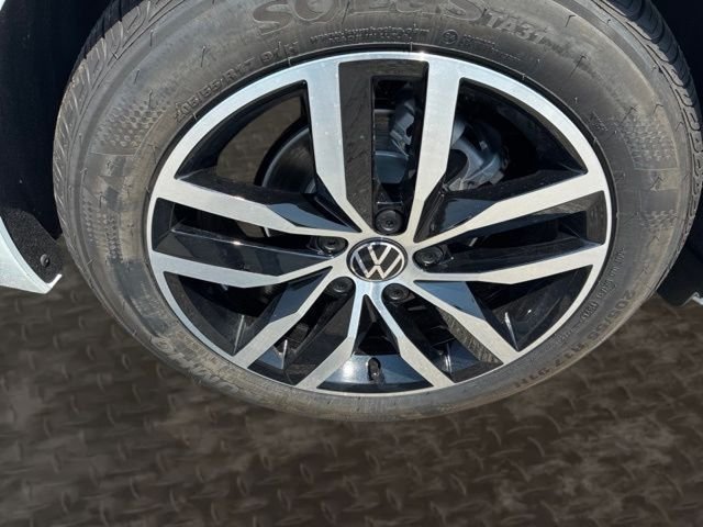 New 2026 Opal White Pearl Volkswagen 1.5T SE image 3