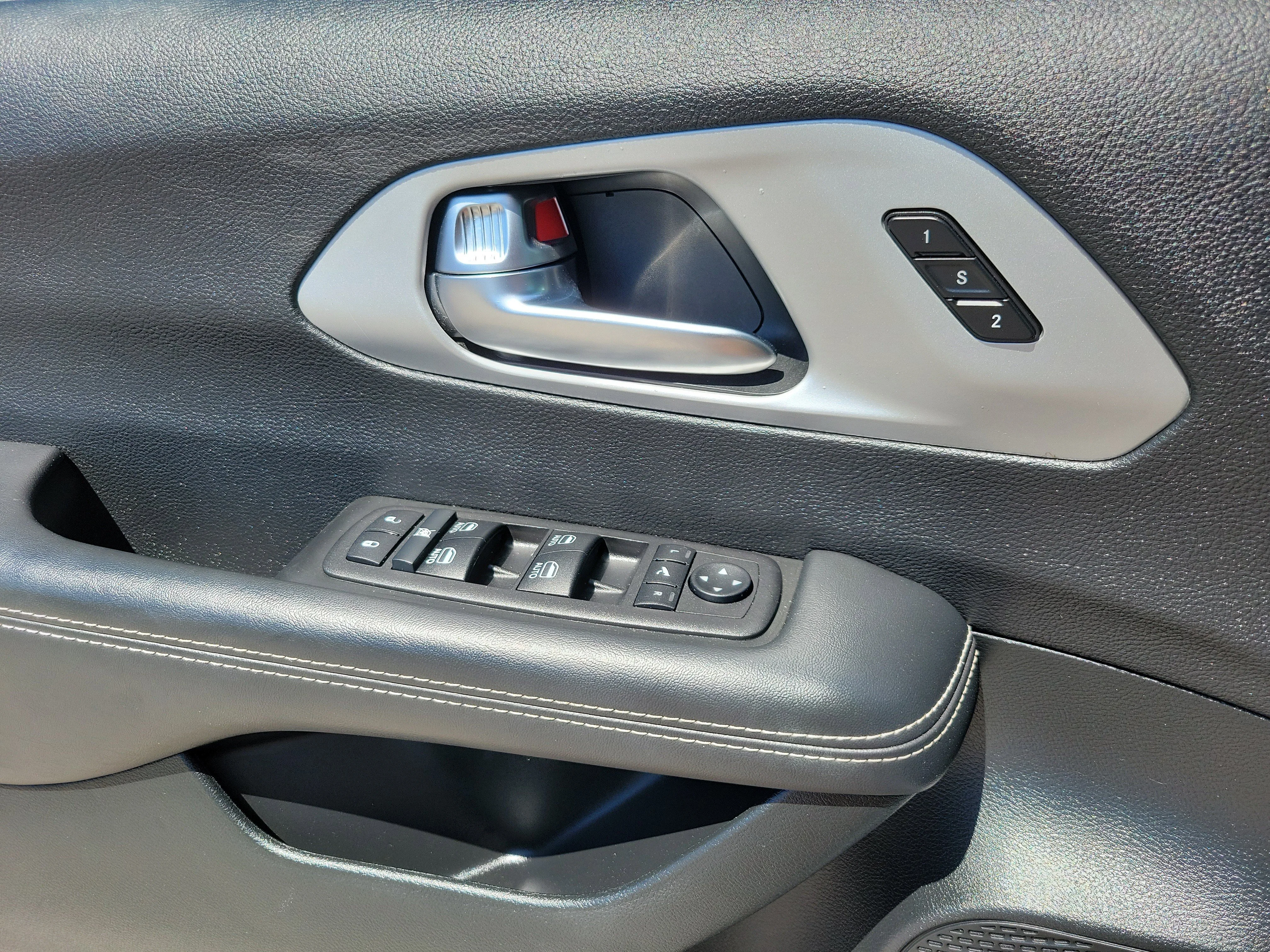 2025 Chrysler Pacifica Limited - Photo 9